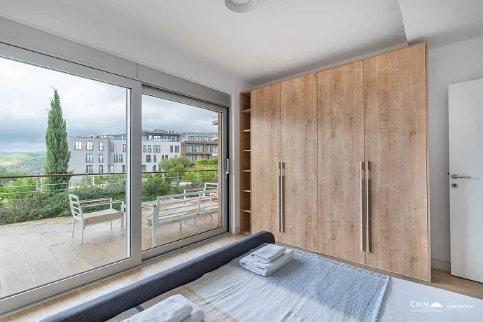 Satılık: Deniz Manzaralı, 40 m² Teraslı, Üç Yatak Odalı Geniş Daire