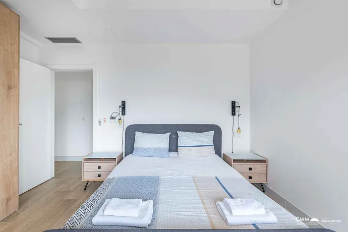 Satılık: Deniz Manzaralı, 40 m² Teraslı, Üç Yatak Odalı Geniş Daire