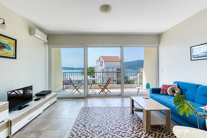 Deniz Manzaralı Daire, Bijela