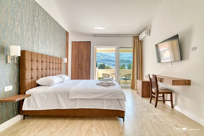 Bečići’de Tam Donanımlı Otel ve Restoran – Denize 200m