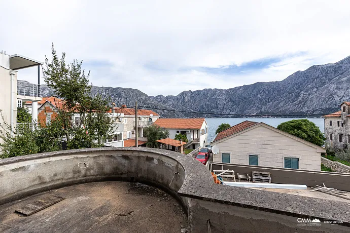 Kotor Körfezi manzaralı üç katlı ev
