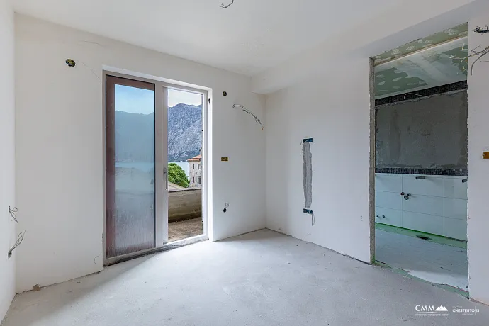Kotor Körfezi manzaralı üç katlı ev