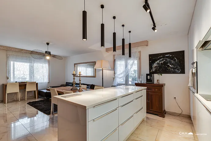 Sutomore'de iki katlı geniş ev