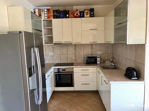 Dobra Voda'da panoramik deniz manzaralı ilk satırda 89m2 daire