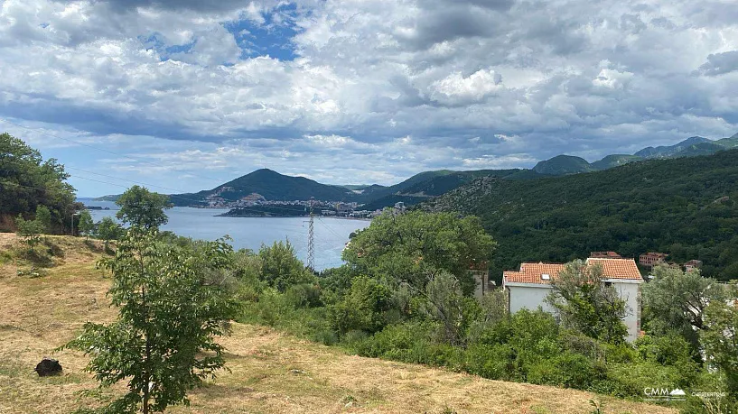 Kamenovo bölgesinde hazır projeli 676 m2 arsa