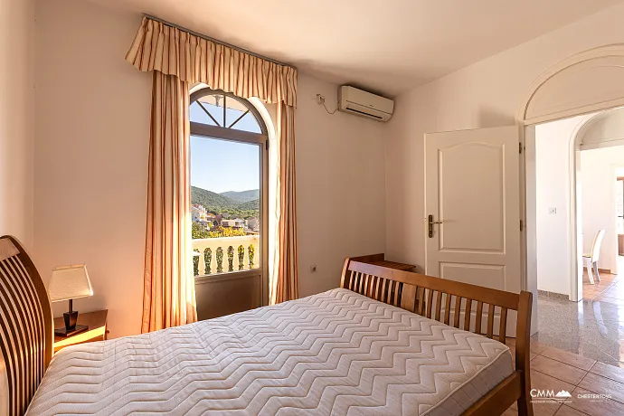 Bigovo’da Deniz Kenarında Geniş Daire — Teraslı ve Muhteşem Deniz Manzaralı