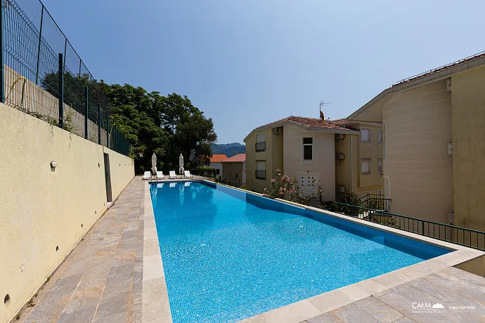 Deniz Manzaralı Daire, Bijela