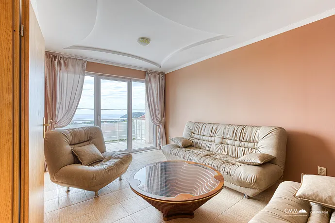 Deniz manzaralı panoramik bir Sutomore evi 120 m2