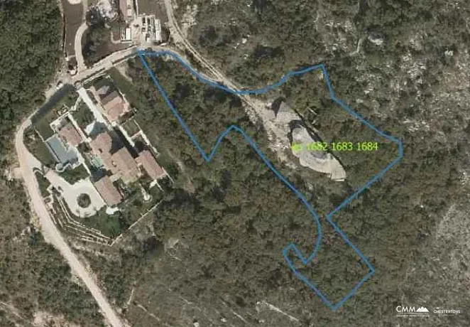 Sveti Stefan Yakınında 7.715 m² Arazi, Yapılar ve Tamamlanmamış İnşaat