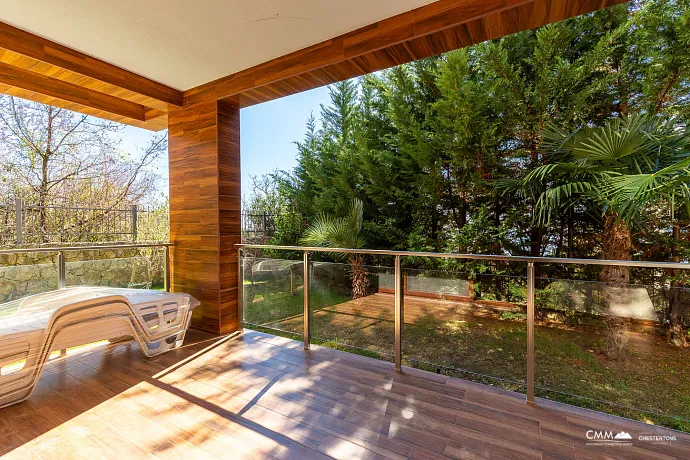Yüzme havuzlu kompleks içinde modern villa