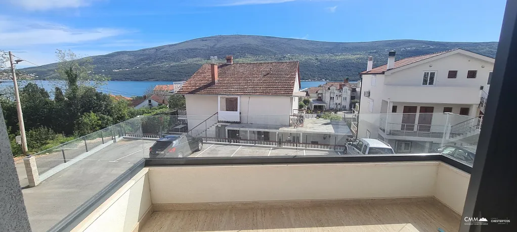Djenovici'de deniz manzaralı güzel daire