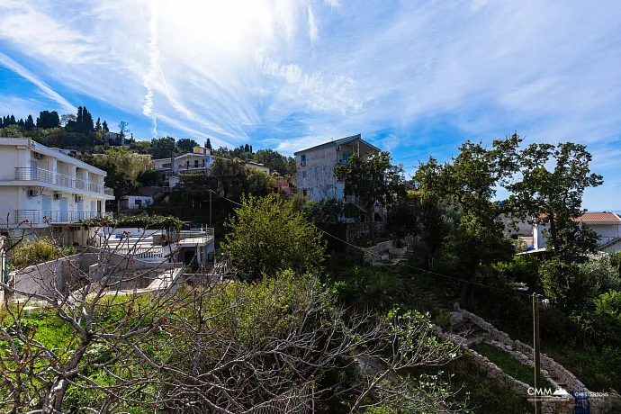 Bar'da teras ve deniz manzaralı rahat ev