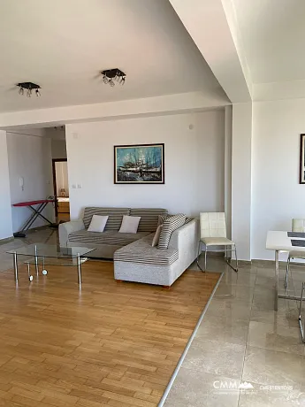 107 m² geniş daire, teras ve deniz manzarasıyla Budva'nın merkezinde