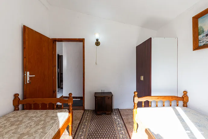 Bar'da teras ve deniz manzaralı rahat ev