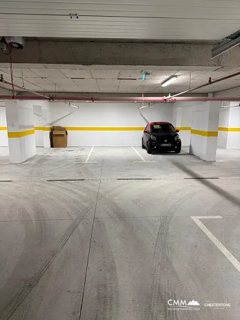 Budva merkezinde, yeni bir binada, 42 m² daire ve otopark yeri