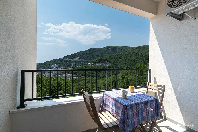 Yeni bir binada deniz manzaralı ve garaj alanına sahip, mobilyalı tek yatak odalı daire