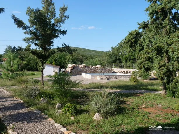 Zagora'da havuzlu geniş bir arsa üzerinde satılık evler