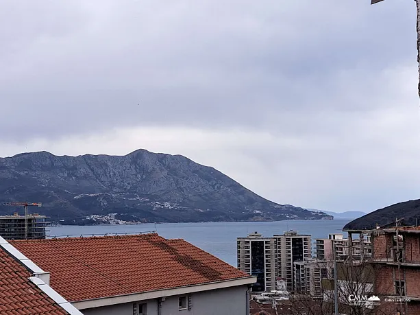 Budva'da iki yatak odalı ve deniz manzaralı daire