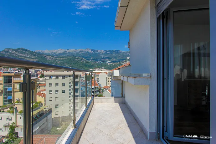 Budva'da satılık şehir manzaralı geniş bir daire