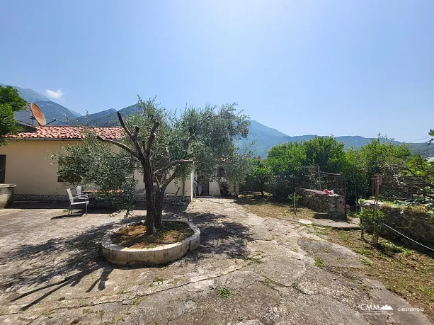 Old Bar'da dağ manzaralı geniş arsaya sahip ev