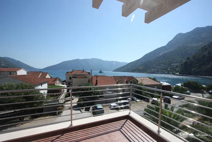 Kotor'da deniz manzaralı villa