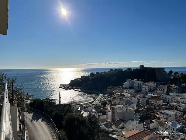 Ulcinj'de deniz manzaralı çatı katı
