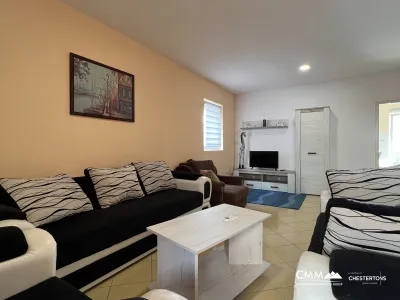 Herceg Novi, Bijela'da kısmi deniz manzaralı 54m2 geniş daire