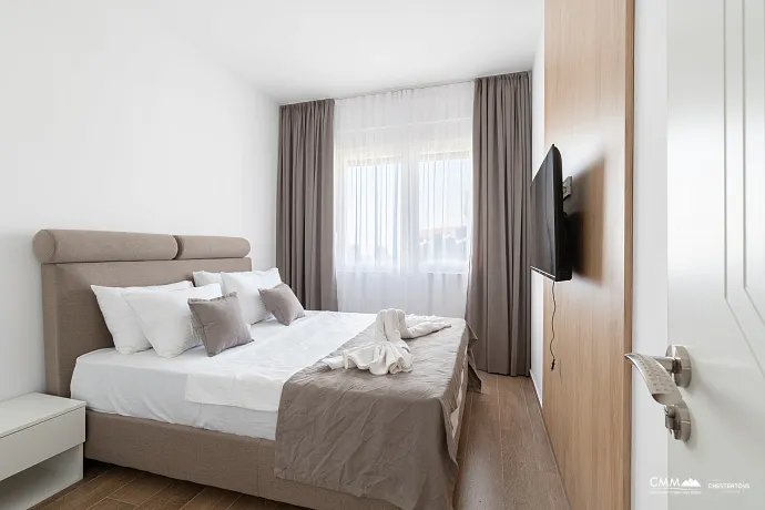 Denize yakın, güneşli 42 m²'lik 1+1 daire Budva'da.