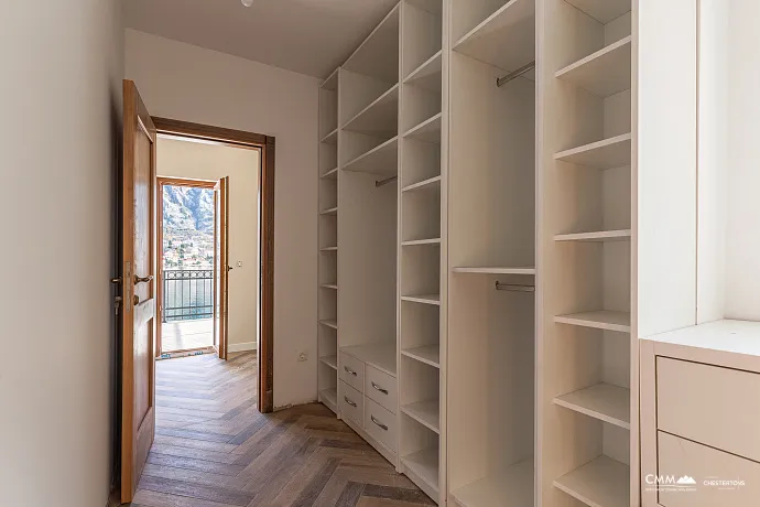 Lüks bir üç katlı villa — Kotor