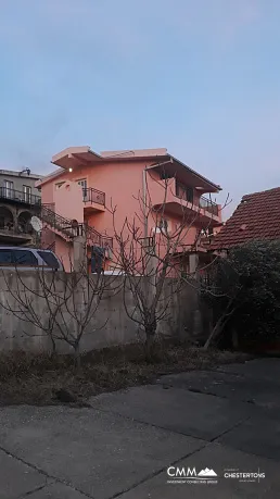 Bar yakınında üç katlı ev