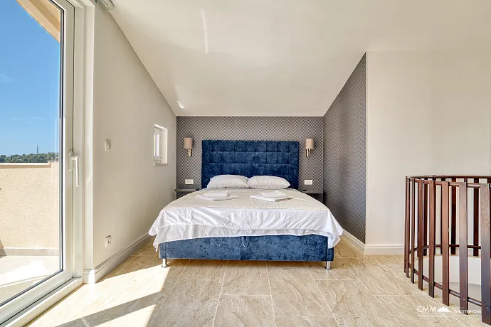 Bečići’de Tam Donanımlı Otel ve Restoran – Denize 200m