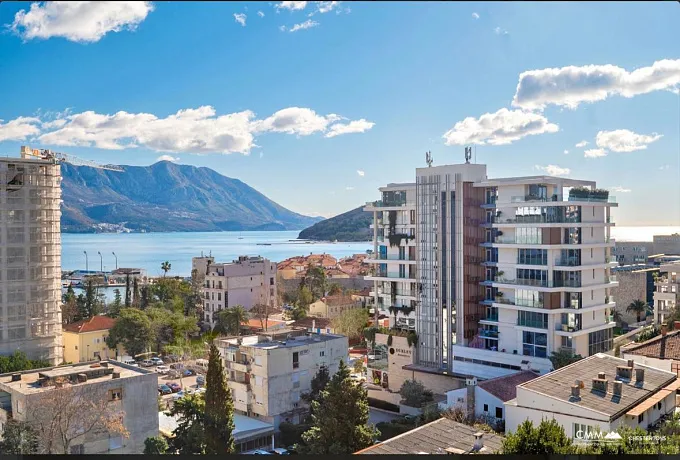 Budva'da harika manzaralı üç odalı daire