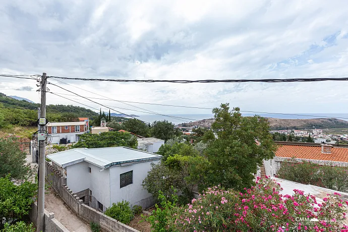 Deniz manzaralı panoramik bir Sutomore evi 120 m2