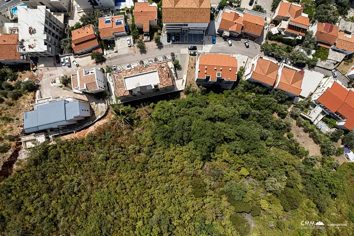 Budva ile Sveti Stefan arasında, cazip bir konumda bulunan güzel bir arsa, proje belgeleriyle birlikte.