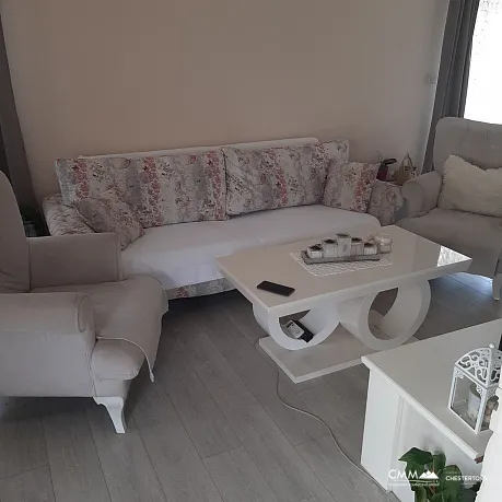 Güzel bir avluya sahip geniş iki katlı ev