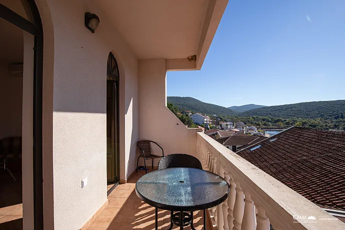 Bigovo’da Deniz Kenarında Geniş Daire — Teraslı ve Muhteşem Deniz Manzaralı