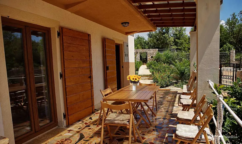 Krimovice'de yüzme havuzları ve geniş bir arsa ile iki Villa