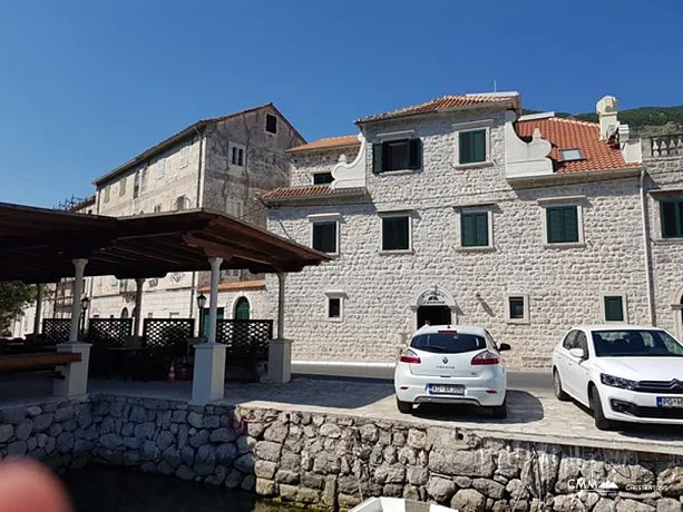 Birinci sırada restoran bulunan iki ev