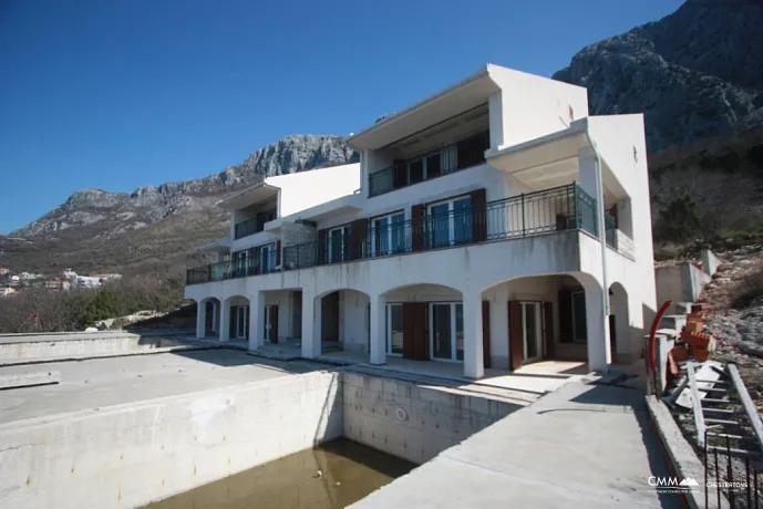 Budva Rivierası'nda muhteşem deniz manzaralı iki villa