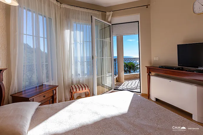 Panoramik deniz manzaralı lüks bir villada zarafet ve huzur.