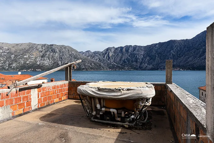 Kotor Körfezi manzaralı üç katlı ev