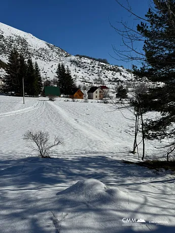 Bakir Doğada Geniş Dağlık Arsa – Çeşitli Amaçlar İçin Uygun