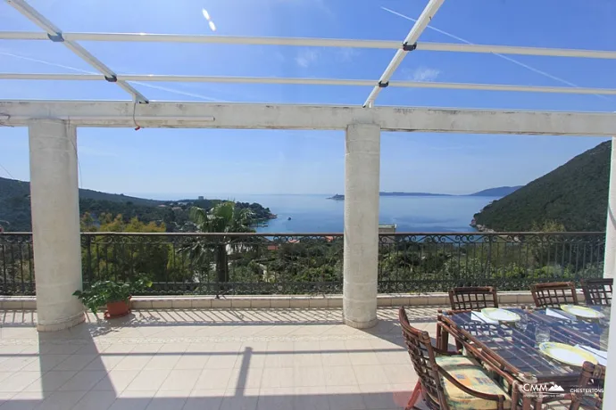 Deniz manzaralı lüks villa
