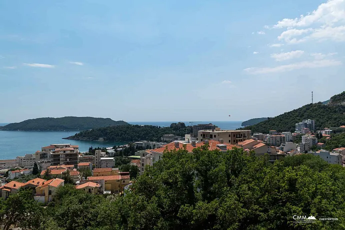 Yeni bir binada deniz manzaralı ve garaj alanına sahip, mobilyalı tek yatak odalı daire