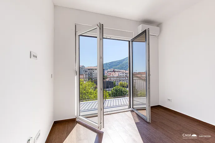 Denize yakın, güneşli 42 m²'lik 1+1 daire Budva'da.