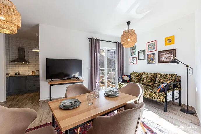 Bečići’de, 4. katta bulunan 53 m²’lik modern ve konforlu bir daire