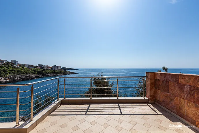 Utjeha'da panoramik deniz manzaralı geniş ev