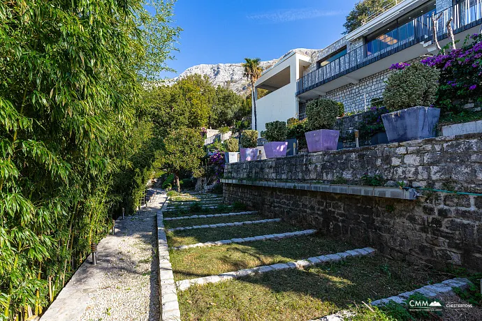 Sveti Stefan Yakınında Deniz Manzaralı Şirin Taş Ev