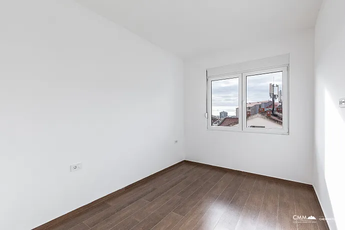 Denize yakın, güneşli 42 m²'lik 1+1 daire Budva'da.