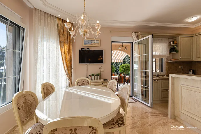 Panoramik deniz manzaralı lüks bir villada zarafet ve huzur.